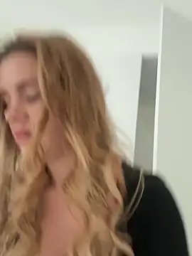 EmiliaCatalina online show from 11/01/25, 09:19