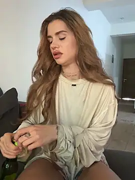 EmiliaCatalina online show from 03/13/26, 09:42