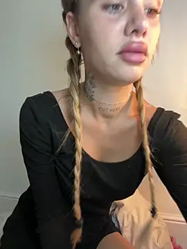 EmiliaCatalina online show from 11/16/25, 08:35