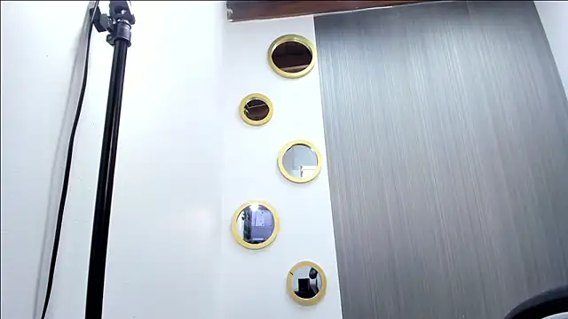 NICOLSKINNY1 online show from 12/18/25, 07:50