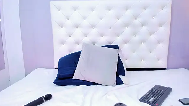 NICOLSKINNY1 online show from 10/24/25, 09:25