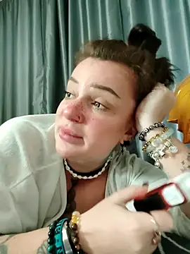 Snapshot of EllieOz chatting on 11/19/25, 12:05 EllieOz online show from 11/19/25, 12:05