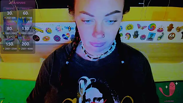 Snapshot of EllieOz chatting on 10/25/25, 05:13 EllieOz online show from 10/25/25, 05:13