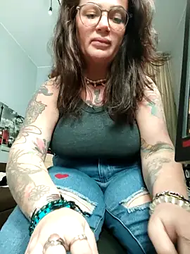 EllieOz online show from 10/06/25, 04:08