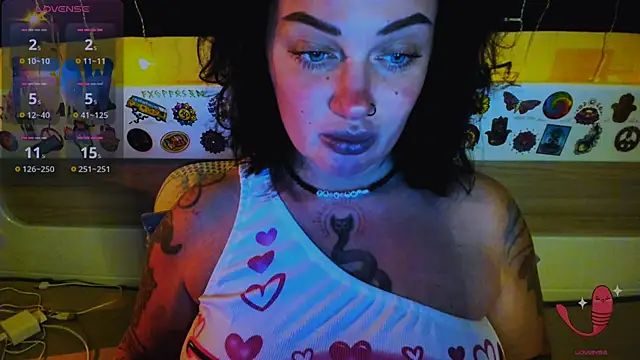 Snapshot of EllieOz chatting on 12/17/25, 03:39 EllieOz online show from 12/17/25, 03:39