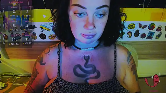 Snapshot of EllieOz chatting on 12/21/25, 04:08 EllieOz online show from 12/21/25, 04:08