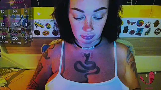 Snapshot of EllieOz chatting on 12/22/25, 02:28 EllieOz online show from 12/22/25, 02:28