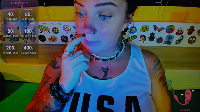 Snapshot of EllieOz chatting on 10/22/25, 05:45 EllieOz online show from 10/22/25, 05:45