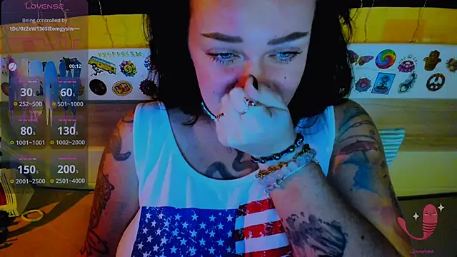 Snapshot of EllieOz chatting on 11/21/25, 08:41 EllieOz online show from 11/21/25, 08:41