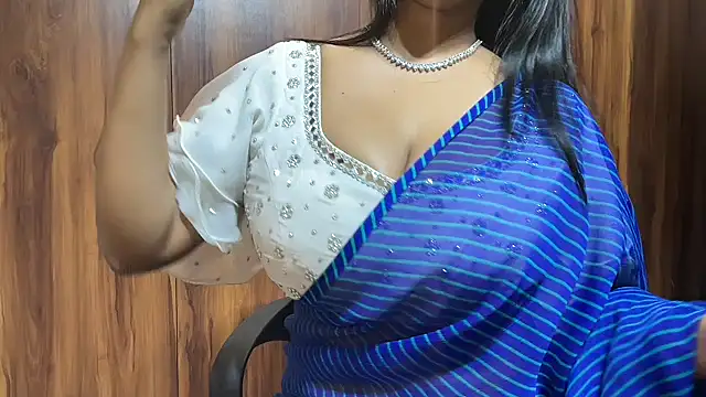 julie 08 online show from 12/03/25, 07:24