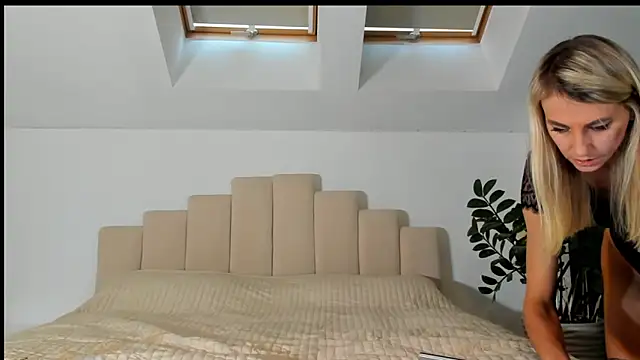 LunAnna online show from 09/25/25, 02:12