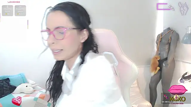 Snapshot of sasha_mom69_ chatting on 10/19/25, 03:04 sasha mom69 online show from 10/19/25, 03:04