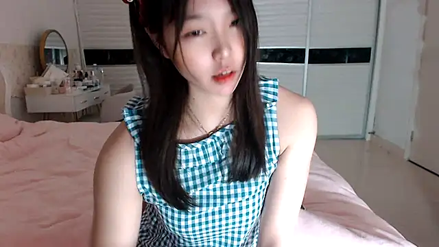 Snapshot of -Lucky_Girl chatting on 03/19/25, 12:12 -Lucky Girl online show from 03/19/25, 12:12