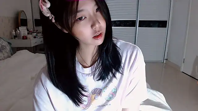 Snapshot of -Lucky_Girl chatting on 10/16/25, 02:03 -Lucky Girl online show from 10/16/25, 02:03