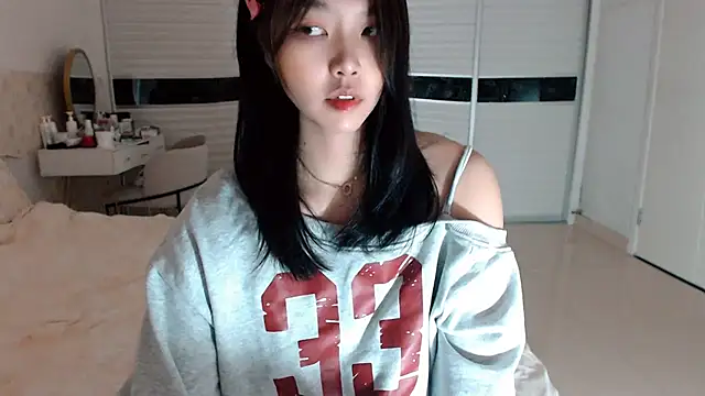 Snapshot of -Lucky_Girl chatting on 09/18/25, 01:52 -Lucky Girl online show from 09/18/25, 01:52