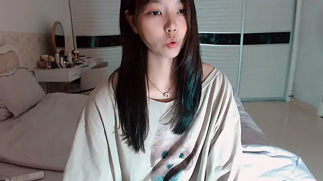 Snapshot of -Lucky_Girl chatting on 05/26/26, 02:20 -Lucky Girl online show from 05/26/26, 02:20
