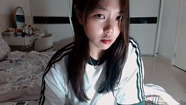 Snapshot of -Lucky_Girl chatting on 05/24/26, 01:33 -Lucky Girl online show from 05/24/26, 01:33