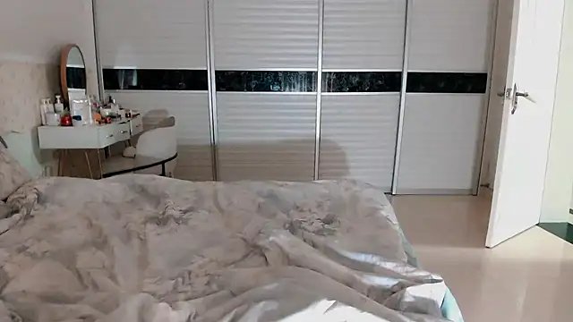 Snapshot of -Lucky_Girl chatting on 10/10/25, 01:34 -Lucky Girl online show from 10/10/25, 01:34