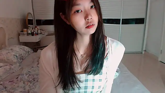 Snapshot of -Lucky_Girl chatting on 05/23/26, 02:32 -Lucky Girl online show from 05/23/26, 02:32
