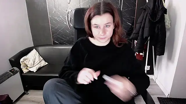 Snapshot of littleviki7 chatting on 12/19/25, 08:27 littleviki7 online show from 12/19/25, 08:27