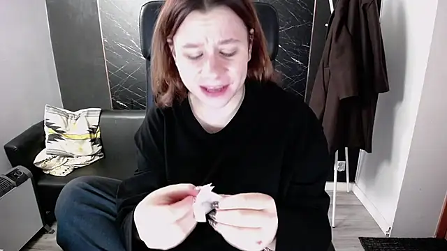 Snapshot of littleviki7 chatting on 11/17/25, 07:45 littleviki7 online show from 11/17/25, 07:45