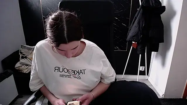 Snapshot of littleviki7 chatting on 11/24/25, 11:21 littleviki7 online show from 11/24/25, 11:21