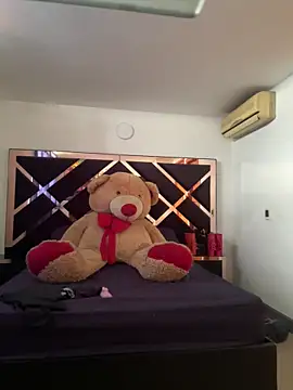 emmyjhonson07 online show from 11/15/25, 12:42