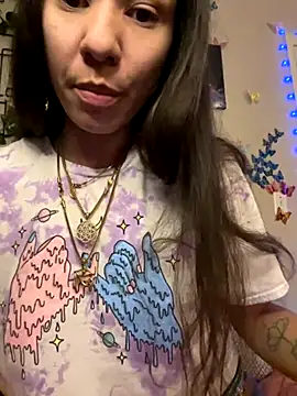 Snapshot of _Neeka_ chatting on 10/25/25, 03:06 Neeka online show from 10/25/25, 03:06