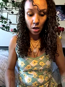 Snapshot of _Neeka_ chatting on 09/27/25, 02:45 Neeka online show from 09/27/25, 02:45