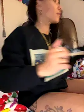 Snapshot of _Neeka_ chatting on 10/26/25, 03:18 Neeka online show from 10/26/25, 03:18