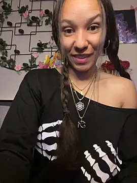 Snapshot of _Neeka_ chatting on 10/23/25, 03:27 Neeka online show from 10/23/25, 03:27