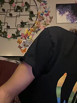 Snapshot of _Neeka_ chatting on 11/08/25, 04:05 Neeka online show from 11/08/25, 04:05