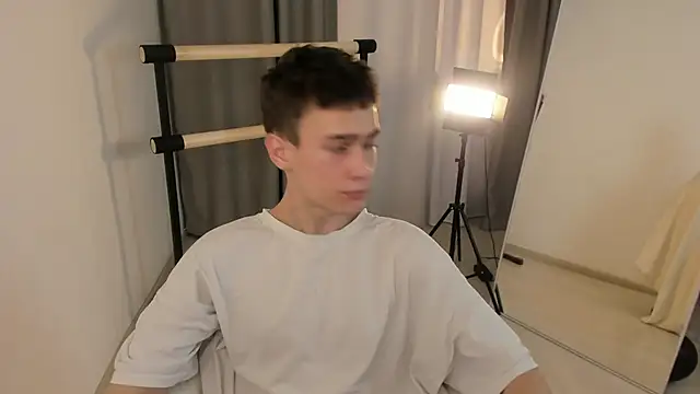 Snapshot of Kevin_Kesi chatting on 11/17/25, 04:33 Kevin Kesi online show from 11/17/25, 04:33