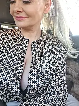 Snapshot of GjuliaX chatting on 11/19/25, 08:36 GjuliaX online show from 11/19/25, 08:36