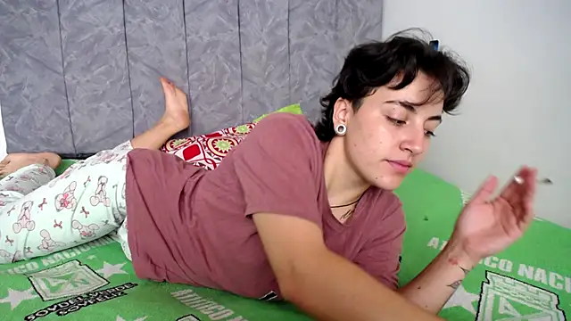 linda 33 online show from 11/28/25, 02:50