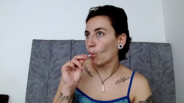 linda 33 online show from 10/27/25, 04:19