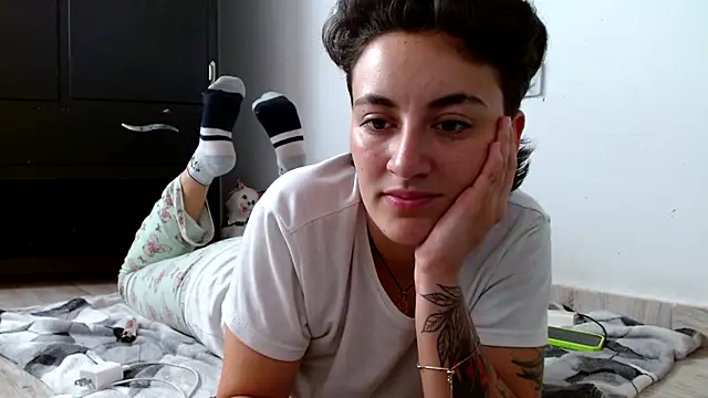 Snapshot of linda_33 chatting on 10/17/25, 08:43 linda 33 online show from 10/17/25, 08:43