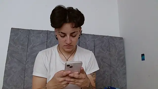 linda 33 online show from 10/31/25, 02:02