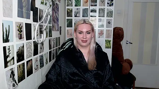 Snapshot of CapriScorpion chatting on 11/02/25, 04:45 CapriScorpion online show from 11/02/25, 04:45