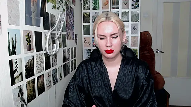 Snapshot of CapriScorpion chatting on 10/30/25, 11:30 CapriScorpion online show from 10/30/25, 11:30