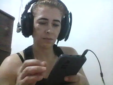 Snapshot of mademonsexy chatting on 10/21/25, 03:39 mademonsexy online show from 10/21/25, 03:39