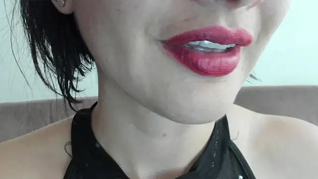 Snapshot of queen_fetish chatting on 02/05/25, 10:44 queen fetish online show from 02/05/25, 10:44
