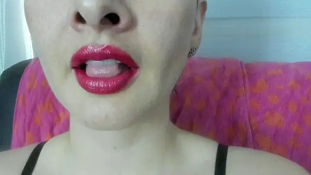 Snapshot of queen_fetish chatting on 06/25/26, 04:01 queen fetish online show from 06/25/26, 04:01