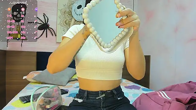 AnneDixie online show from 10/30/25, 03:05