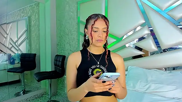 Snapshot of Miia002 chatting on 11/25/25, 04:02 Miia002 online show from 11/25/25, 04:02