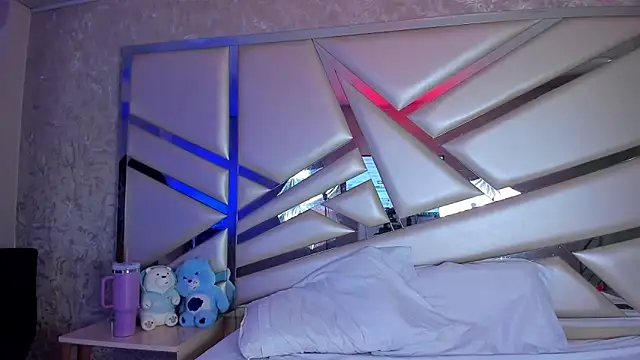 Snapshot of Miia002 chatting on 11/05/25, 03:20 Miia002 online show from 11/05/25, 03:20