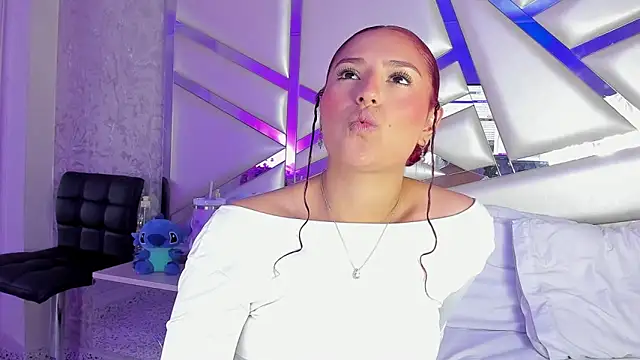 Snapshot of Miia002 chatting on 09/19/25, 03:43 Miia002 online show from 09/19/25, 03:43