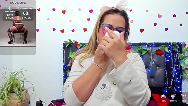 Snapshot of hazel_34 chatting on 11/12/25, 08:29 hazel 34 online show from 11/12/25, 08:29