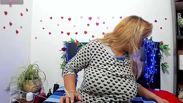 Snapshot of hazel_34 chatting on 10/23/25, 08:24 hazel 34 online show from 10/23/25, 08:24