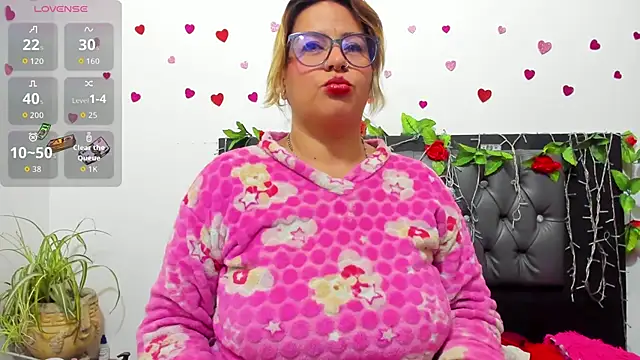 Snapshot of hazel_34 chatting on 11/17/25, 08:29 hazel 34 online show from 11/17/25, 08:29